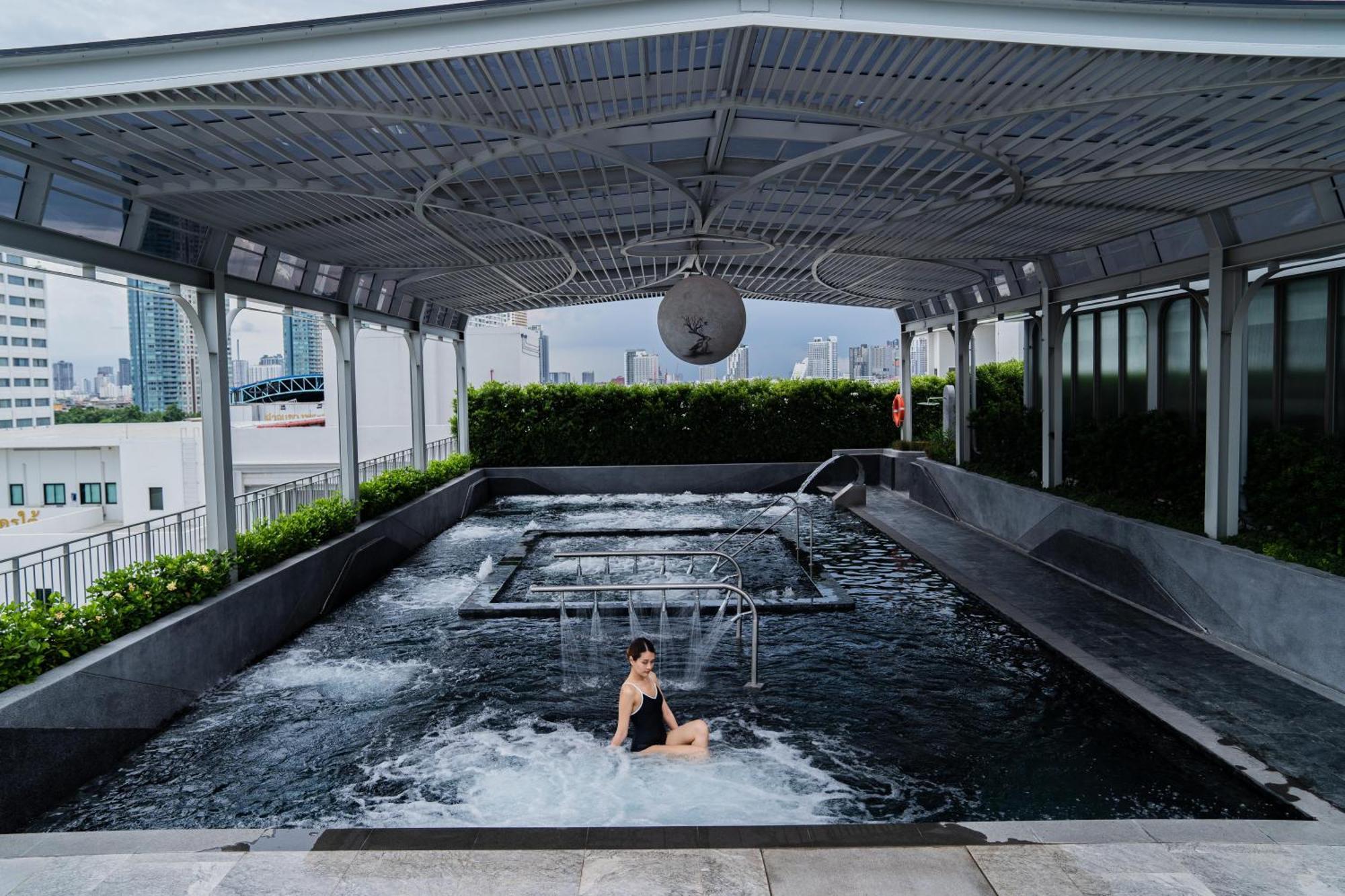 The Salil Hotel Riverside Bangkok Dış mekan fotoğraf The rooftop pool at The Standard, Bangkok Sukhumvit