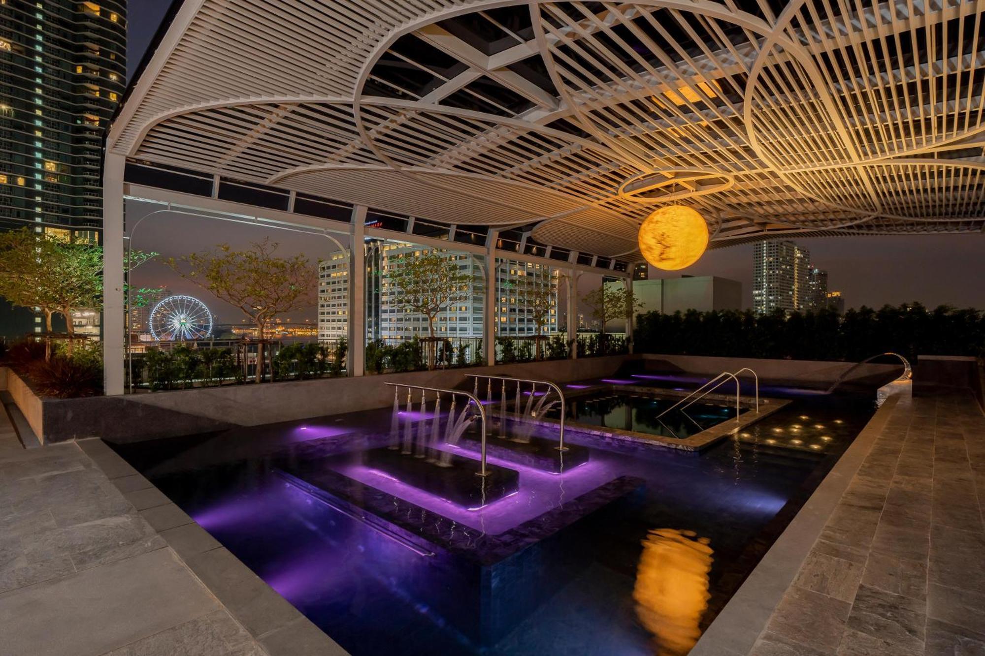 The Salil Hotel Riverside Bangkok Dış mekan fotoğraf The rooftop pool at the hotel