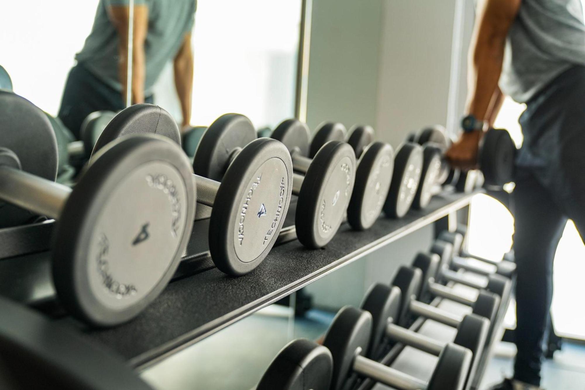 The Salil Hotel Riverside Bangkok Dış mekan fotoğraf Dumbbells on a rack