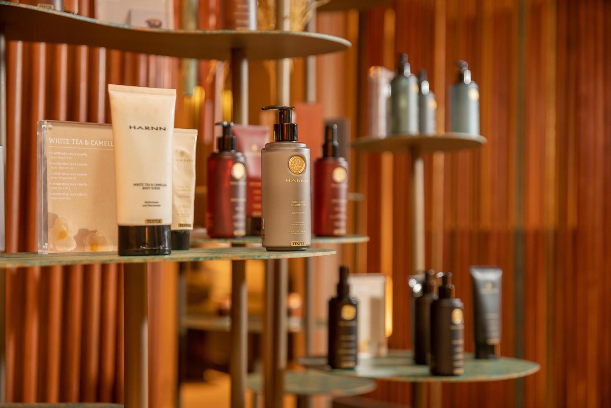 The Salil Hotel Riverside Bangkok Dış mekan fotoğraf Products at the spa