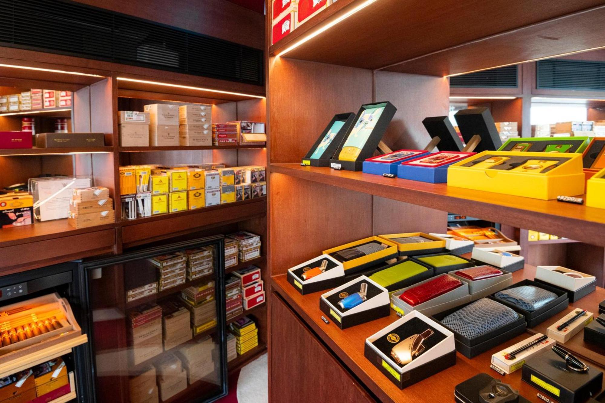 The Salil Hotel Riverside Bangkok Dış mekan fotoğraf Mobile phones on display in a shop