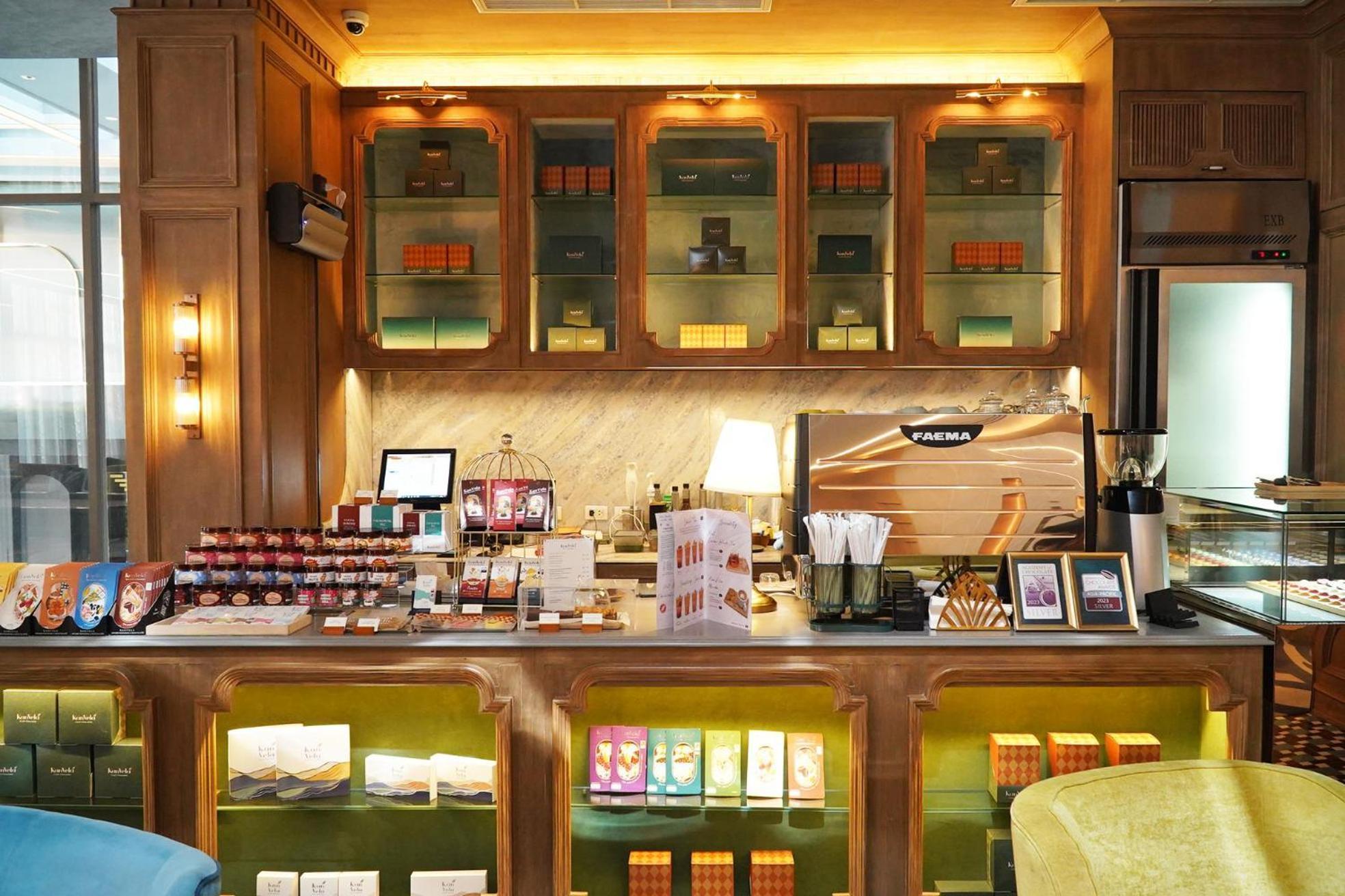 The Salil Hotel Riverside Bangkok Dış mekan fotoğraf A tea bar in Hong Kong