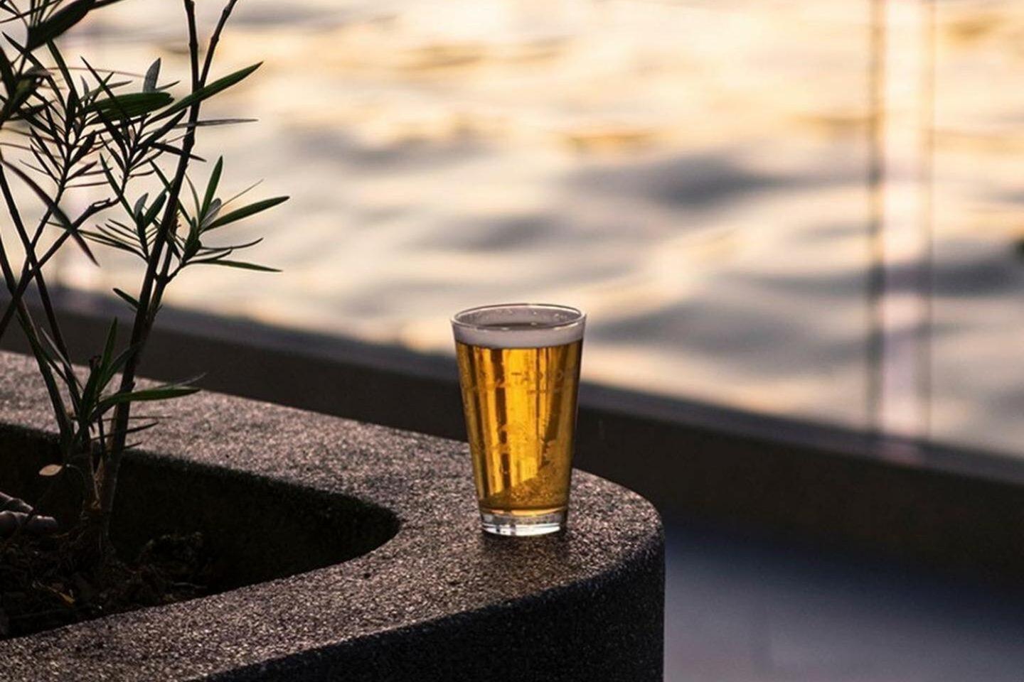 The Salil Hotel Riverside Bangkok Dış mekan fotoğraf A glass of beer
