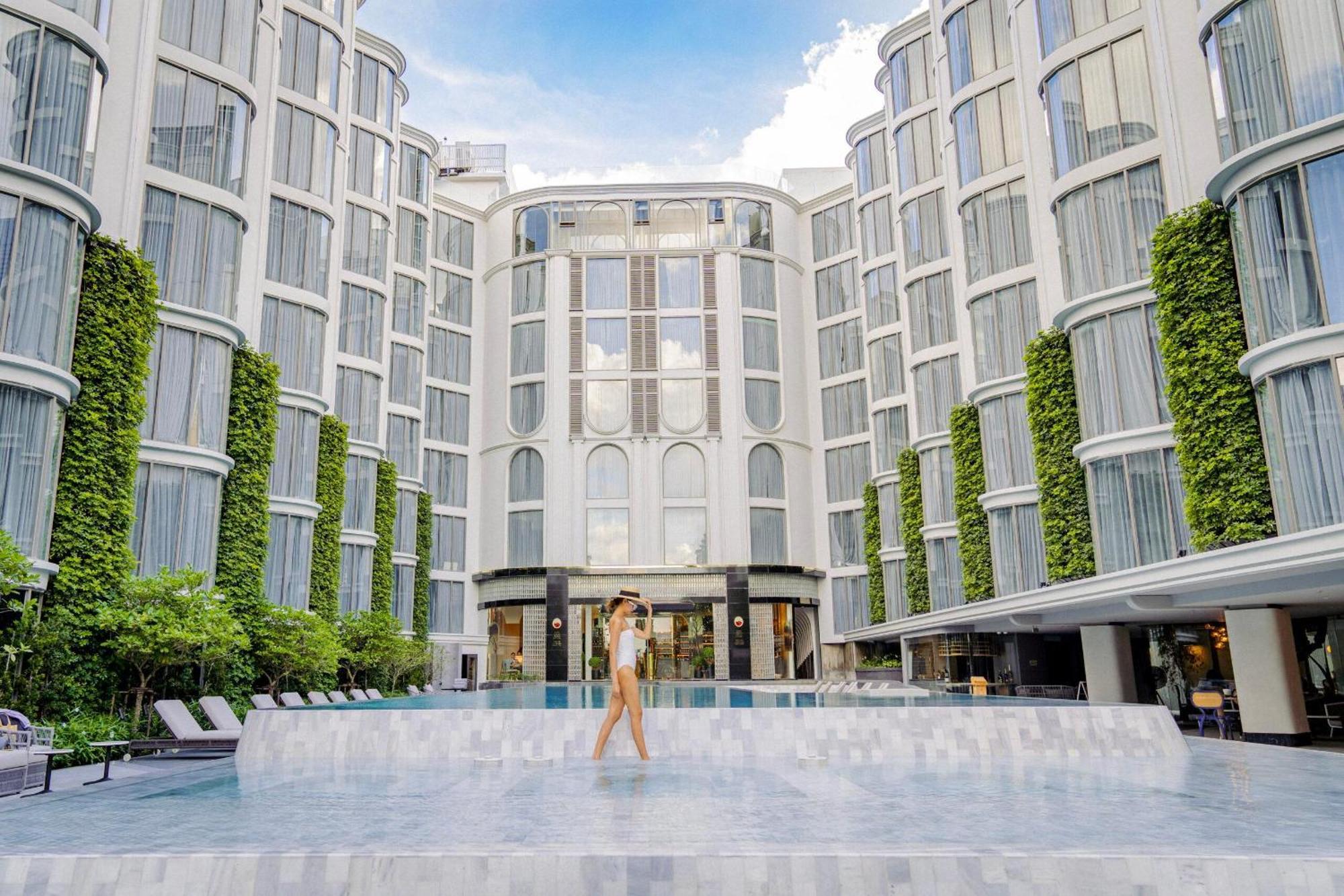 The Salil Hotel Riverside Bangkok Dış mekan fotoğraf The hotel's courtyard